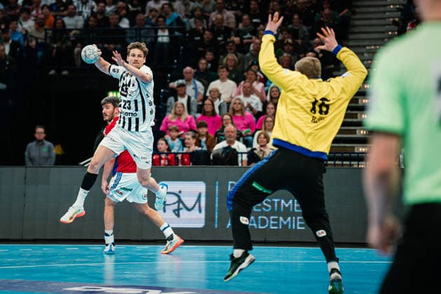 HBL: HSV Hamburg vs. THW Kiel, 12.04.2026 Rune Dahmke (THW Kiel, 23) wirft; HBL: HSV Hamburg vs. THW Kiel am 12.04.2026 in der Barclays Arena, Hamburg Copyright: xBEAUTIFULxSPORTS Tonhäuserx