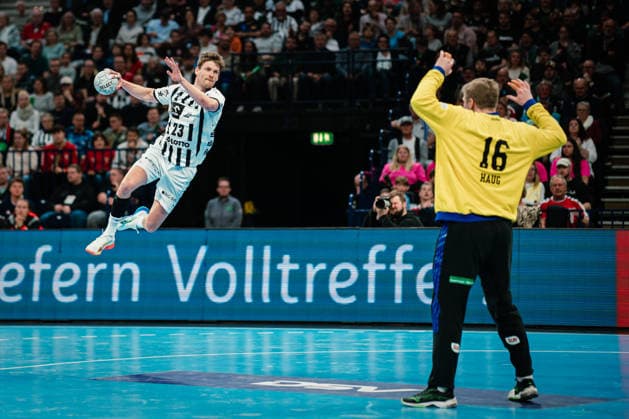 HBL: HSV Hamburg vs. THW Kiel, 12.04.2026 Rune Dahmke (THW Kiel, 23) wirft; HBL: HSV Hamburg vs. THW Kiel am 12.04.2026 in der Barclays Arena, Hamburg Copyright: xBEAUTIFULxSPORTS Tonhäuserx