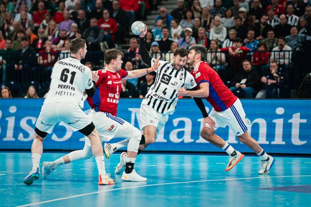 HBL: HSV Hamburg vs. THW Kiel, 12.04.2026 Domagoj Duvnjak (THW Kiel, 4) gegen Jacob Lassen (HSV Hamburg, 9); HBL: HSV Hamburg vs. THW Kiel am 12.04.2026 in der Barclays Arena, Hamburg Copyright: xBEAUTIFULxSPORTS Tonhäuserx