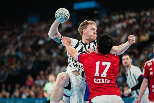 HBL: HSV Hamburg vs. THW Kiel, 12.04.2026 Eric Johansson (THW Kiel, 21) wirft, Kaj Geenen (HSV Hamburg, 17) blockiert ihn; HBL: HSV Hamburg vs. THW Kiel am 12.04.2026 in der Barclays Arena, Hamburg Copyright: xBEAUTIFULxSPORTS Tonhäuserx