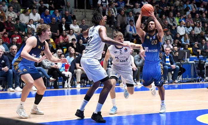 12.04.2026, xokbx, Basketball easyCredit BBL Bundesliga, Frankfurt Skyliners - MLP Academics Heidelberg v.l. Tyger Campbell (Fraport Skyliners Frankfurt), Jacob Holt (Fraport Skyliners Frankfurt), Osun Osunniyi (MLP Academics Heidelberg), Niklas Wuerzner (MLP Academics Heidelberg), Zweikampf, Duell (DFL DFB REGULATIONS PROHIBIT ANY USE OF PHOTOGRAPHS as IMAGE SEQUENCES and or QUASI-VIDEO) Frankfurt am Main