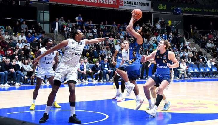 12.04.2026, xokbx, Basketball easyCredit BBL Bundesliga, Frankfurt Skyliners - MLP Academics Heidelberg v.l. Tyger Campbell (Fraport Skyliners Frankfurt) Wurf, Sprung (DFL DFB REGULATIONS PROHIBIT ANY USE OF PHOTOGRAPHS as IMAGE SEQUENCES and or QUASI-VIDEO) Frankfurt am Main