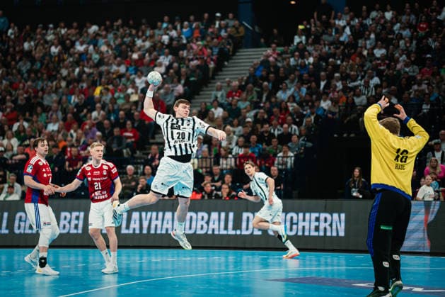 HBL: HSV Hamburg vs. THW Kiel, 12.04.2026 Lukas Laube (THW Kiel, 20) wirft; HBL: HSV Hamburg vs. THW Kiel am 12.04.2026 in der Barclays Arena, Hamburg Copyright: xBEAUTIFULxSPORTS Tonhäuserx