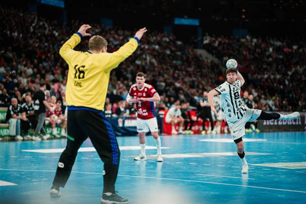 HBL: HSV Hamburg vs. THW Kiel, 12.04.2026 Lukas Zerbe (THW Kiel, 24) wirft einen 7-Meter, Robin Haug (HSV Hamburg, 16) steht im Tor; HBL: HSV Hamburg vs. THW Kiel am 12.04.2026 in der Barclays Arena, Hamburg Copyright: xBEAUTIFULxSPORTS Tonhäuserx
