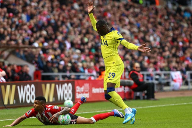 SUNDERLAND, ENGLAND, APRIL 12: Reinildo Mandava of Sunderland AFC (L) is challenged by Randal Kolo Muani of Tottenham Hotspur (R) during a Premier League 2025-26 match between Sunderland and Tottenham Hotspur at Stadium of Light on April 12, 2026 in Sunderland, England. (Photo by Zach Forster Sports Press Photo) Copyright: xZachxForster SportsxPressxPhotox Sportspressphoto_SPR128036
