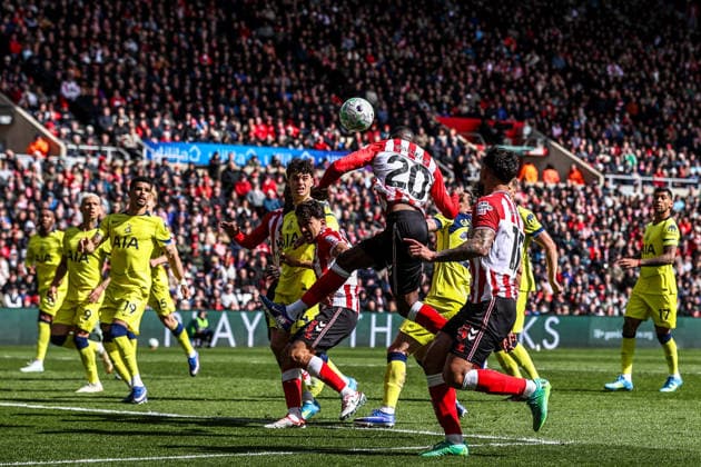 Premier League: Sunderland v Tottenham Hotspur Nordi Mukiele of Sunderland heads on goal during the Premier League match Sunderland vs Tottenham Hotspur at Stadium Of Light, Sunderland, United Kingdom on 12 April 2026 (Photo by Alfie Cosgrove News Images) Sunderland Stadium Of Light Tyne and Wear United Kingdom Copyright: xAlfiexCosgrove NewsxImagesx