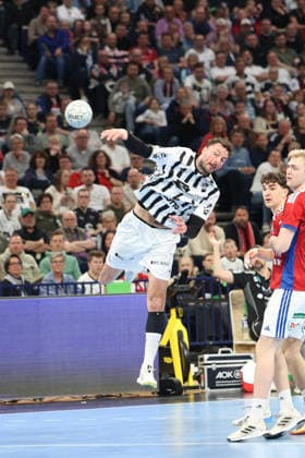 Handball Daikin Handball Bundesliga 2025 2026 - Handball Verein Hamburg vs. THW Kiel Harald Reinkind (Kiel),Elias Kofler (Hamburg),Einar Olafsson (Hamburg), Barclays Arena Hamburg