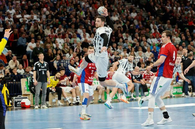 Handball 1. Handball-Bundesliga, Daikin HBL 2025 2026 - Handball Verein Hamburg (HSVH) vs. THW Kiel Hendrik Pekeler (Kiel) im Sprungwurf aufs Tor, Freisteller . Barclays Arena Hamburg Hamburg Foto: Frank Schoof