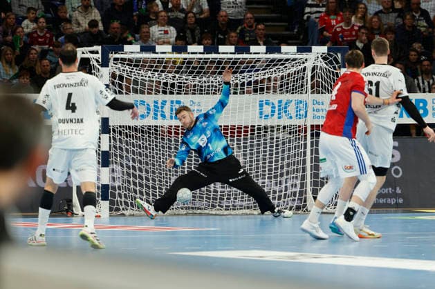 Handball 1. Handball-Bundesliga, Daikin HBL 2025 2026 - Handball Verein Hamburg (HSVH) vs. THW Kiel Torwart Gonzalo Perez de Vargas (Kiel) pariert einen Ball . Barclays Arena Hamburg Hamburg Foto: Frank Schoof