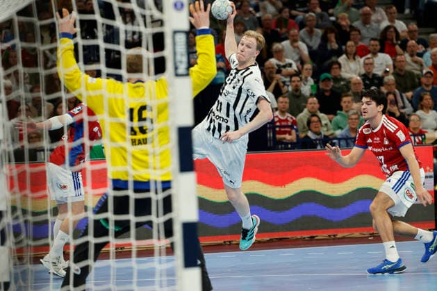 Handball 1. Handball-Bundesliga, Daikin HBL 2025 2026 - Handball Verein Hamburg (HSVH) vs. THW Kiel Petter Overby (Kiel) wirft auf das Tor von Torwart Robin Paulsen Haug (Hamburg) . Barclays Arena Hamburg Hamburg Foto: Frank Schoof