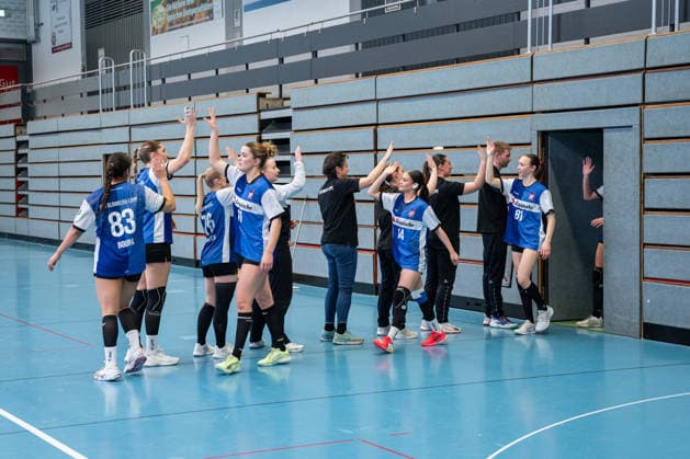 HSG Blomberg-Lippe II vs. SC SFN Vechta Handball, 3. Liga Nord, Spieltag 21, 12.4.2026, Saision 2025 2026, Blomberg Die Spielerinnen der HSG Blomberg-Lippe II beim Einlaufen Blomberg Sporthalle an der Ulmenallee Deutschland