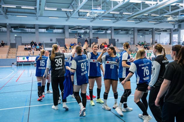 HSG Blomberg-Lippe II vs. SC SFN Vechta Handball, 3. Liga Nord, Spieltag 21, 12.4.2026, Saision 2025 2026, Blomberg Die Spielerinnen der HSG Blomberg-Lippe II beim Einlaufen Blomberg Sporthalle an der Ulmenallee Deutschland