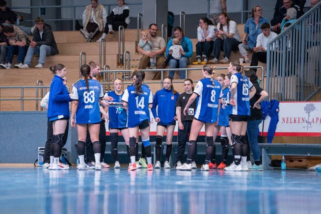 HSG Blomberg-Lippe II vs. SC SFN Vechta Handball, 3. Liga Nord, Spieltag 21, 12.4.2026, Saision 2025 2026, Blomberg Die Spielerinnen der HSG Blomberg-Lippe II bei einer Auszeit Blomberg Sporthalle an der Ulmenallee Deutschland