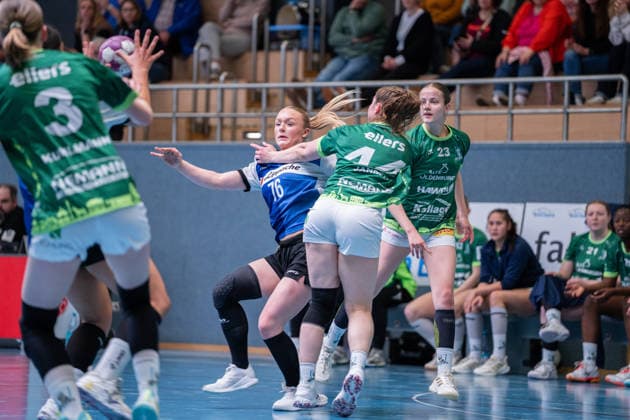 HSG Blomberg-Lippe II vs. SC SFN Vechta Handball, 3. Liga Nord, Spieltag 21, 12.4.2026, Saision 2025 2026, Blomberg Janne Overbeck (HSG Blomberg-Lippe II, 76) im Zweikampf mit Maya Janssen (SC SFN Vechta, 44) Blomberg Sporthalle an der Ulmenallee Deutschland
