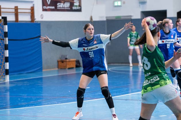 HSG Blomberg-Lippe II vs. SC SFN Vechta Handball, 3. Liga Nord, Spieltag 21, 12.4.2026, Saision 2025 2026, Blomberg Louisa Osterloh (HSG Blomberg-Lippe II, 91) in der Verteidigung Blomberg Sporthalle an der Ulmenallee Deutschland