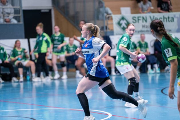 HSG Blomberg-Lippe II vs. SC SFN Vechta Handball, 3. Liga Nord, Spieltag 21, 12.4.2026, Saision 2025 2026, Blomberg Janne Overbeck (HSG Blomberg-Lippe II, 76) laeuft zurueck nach einem Tor Blomberg Sporthalle an der Ulmenallee Deutschland