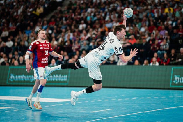 HBL: HSV Hamburg vs. THW Kiel, 12.04.2026 Lukas Zerbe (THW Kiel, 24) fängt den Ball in der Luft und trifft; HBL: HSV Hamburg vs. THW Kiel am 12.04.2026 in der Barclays Arena, Hamburg Copyright: xBEAUTIFULxSPORTS Tonhäuserx