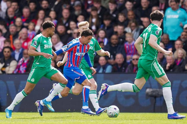 Crystal Palace v Newcastle United, Premier League YÃ remi Pino of Crystal Palace under pressure from Jacob Murphy of Newcastle United, Lewis Hall of Newcastle United and Tino Livramento of Newcastle United during the Crystal Palace v Newcastle United Premier League match at Selhurst Park, London, England on 12 April 2026 Credit: Dylan Hepworth Every Second Media Editorial use only. All images are copyright Every Second Media Limited. No images may be reproduced without prior permission. All rights reserved. Premier League and Football League images are subject to licensing agreements with Football DataCo Limited. see https: www.football-dataco.com Copyright: xIMAGO EveryxSecondxMediax ESM-1906-0031 DylanxHepworthx xEveryxSecondxMediax