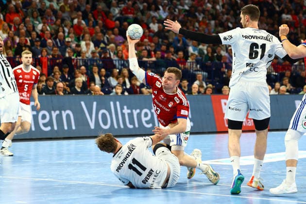 Handball I Herren I Saison 2025 2026 I Bundesliga I 28. Spieltag I HSV Hamburg - THW Kiel I 12.04.2026 Petter Overby (11, THW Kiel) Moritz Sauter (33, HSV Hamburg) Hamburg Barclaycard Arena Hamburg Deutschland Copyright: xLobeca RalfxHomburgx