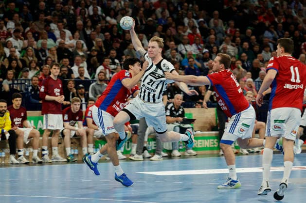 Handball 1. Handball-Bundesliga, Daikin HBL 2025 2026 - Handball Verein Hamburg (HSVH) vs. THW Kiel Eric Johansson (Kiel) lässt sich nicht stoppen von Kaj Geenen (Hamburg) und Niklas Weller (Hamburg) Barclays Arena Hamburg Hamburg Foto: Frank Schoof