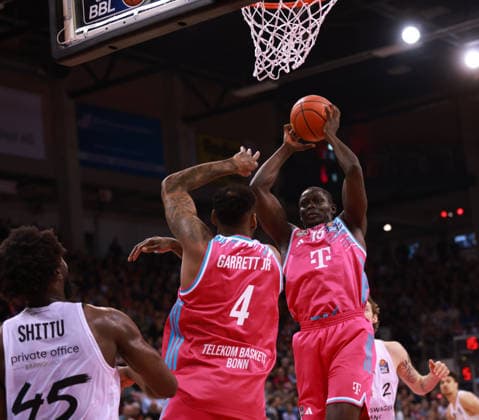 Kur Jongkuch (Bonn) am Ball vor Jeff Garrett (Bonn), Bonn, Deutschland, 12.04.2026, Basketball Bundesliga, 29. Spieltag, Telekom Baskets Bonn vs Basketball Löwen Braunschweig.