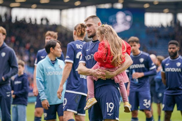 Deutschland: Fussball 2. Bundesliga 2025 - 2026, 29. Spieltag - VfL Bochum vs Eintracht Braunschweig - Vonovia Ruhrstadion: MatuÅ¡ Bero Matus Bero (VfL Bochum, 19) nach dem Spiel mit Kind