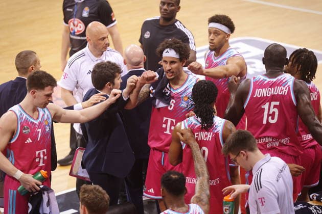Auszeit: Michael Kessens Telekom Baskets Bonn vs. Basketball Löwen (Loewen) Braunschweig 29. Speiltag - Saison 2025 26