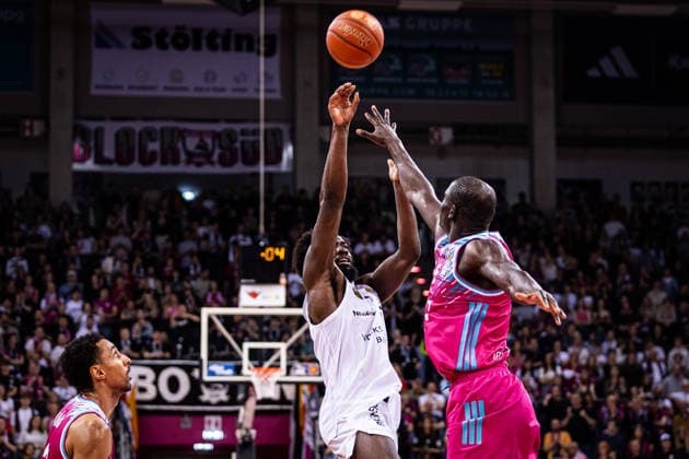 easyCredit Basketball Bundesliga, Telekom Baskets Bonn vs. Basketball Löwen Braunschweig, 12.04.2026 Simi Shittu (BASKETBALL LÖWEN BRAUNSCHWEIG 45) und Kur Jongkuch (Telekom Baskets Bonn 15) -- easyCredit Basketball Bundesliga, Telekom Baskets Bonn vs. Basketball Löwen Braunschweig, 12.04.2026, Telekom Dome Bonn Copyright: xBEAUTIFULxSPORTS Derixx