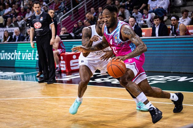 easyCredit Basketball Bundesliga, Telekom Baskets Bonn vs. Basketball Löwen Braunschweig, 12.04.2026 Jeff Garrett Jr. (Telekom Baskets Bonn 4) setzt sich durch -- easyCredit Basketball Bundesliga, Telekom Baskets Bonn vs. Basketball Löwen Braunschweig, 12.04.2026, Telekom Dome Bonn Copyright: xBEAUTIFULxSPORTS Derixx