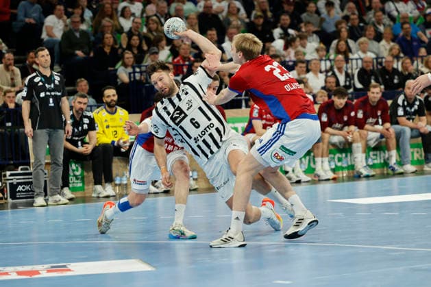 Handball 1. Handball-Bundesliga, Daikin HBL 2025 2026 - Handball Verein Hamburg (HSVH) vs. THW Kiel Harald Reinkind (Kiel) im Zweikampf mit Einar Olafsson (Hamburg) . Barclays Arena Hamburg Hamburg Foto: Frank Schoof