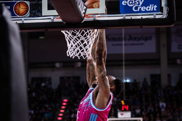 easyCredit Basketball Bundesliga, Telekom Baskets Bonn vs. Basketball Löwen Braunschweig, 12.04.2026 Jeff Garrett Jr. (Telekom Baskets Bonn 4) dunkt -- easyCredit Basketball Bundesliga, Telekom Baskets Bonn vs. Basketball Löwen Braunschweig, 12.04.2026, Telekom Dome Bonn Copyright: xBEAUTIFULxSPORTS Derixx