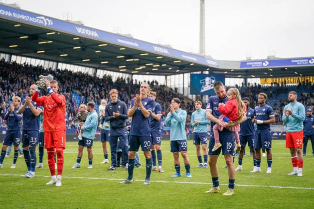 Deutschland: Fussball 2. Bundesliga 2025 - 2026, 29. Spieltag - VfL Bochum vs Eintracht Braunschweig - Vonovia Ruhrstadion: Mannschaftsfoto, Totale, Freude, Emotionen, Jubel