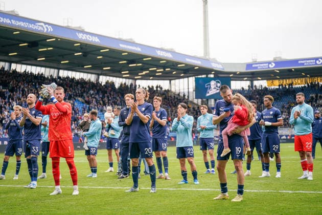 Deutschland: Fussball 2. Bundesliga 2025 - 2026, 29. Spieltag - VfL Bochum vs Eintracht Braunschweig - Vonovia Ruhrstadion: Mannschaftsfoto, Totale, Freude, Emotionen, Jubel