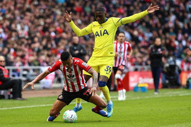 SUNDERLAND, ENGLAND, APRIL 12: Reinildo Mandava of Sunderland AFC (L) is challenged by Randal Kolo Muani of Tottenham Hotspur (R) during a Premier League 2025-26 match between Sunderland and Tottenham Hotspur at Stadium of Light on April 12, 2026 in Sunderland, England. (Photo by Zach Forster Sports Press Photo) Copyright: xZachxForster SportsxPressxPhotox Sportspressphoto_SPR128060