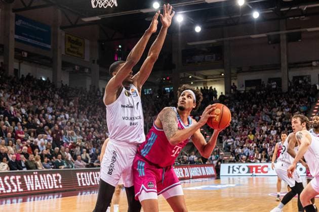 Michael Kessens (6; Telekom Baskets Bonn) wird verteidigt von David NGuessan (1, Basketball Löwen Braunschweig) am Korb EasyCredit BBL Ligaspiel am 29. Spieltag in Bonn zwischen Telekom Baskets Bonn und Basketball Löwen Braunschweig. Kessens wird verteidigt von David NGuessan (1, Basketball Löwen Braunschweig) am Korb