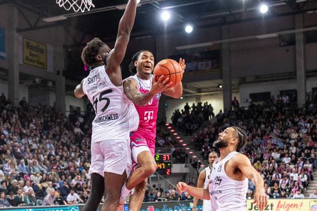 Jalen Finch (0; Telekom Baskets Bonn) versucht den Korb, während 45; Basketball Löwen Braunschweig und 24; Basketball Löwen Braunschweig verteidigen EasyCredit BBL Ligaspiel am 29. Spieltag in Bonn zwischen Telekom Baskets Bonn und Basketball Löwen Braunschweig. Korbleger von Jalen Finch (0; Telekom Baskets Bonn) gegen 45; Basketball Löwen Braunschweig und 24; Basketball Löwen Braunschweig
