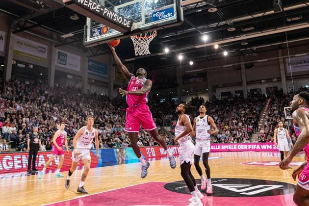 Kur Jongkuch (15; Telekom Baskets Bonn) beim Korbleger, während Josh Hawley (3; Basketball Löwen Braunschweig), David NGuessan (1; Basketball Löwen Braunschweig) und Benjamin Schröder (2; Basketball Löwen Braunschweig) verteidigen EasyCredit BBL Ligaspiel am 29. Spieltag in Bonn zwischen Telekom Baskets Bonn und Basketball Löwen Braunschweig. Korbleger von Kur Jongkuch (15; Telekom Baskets Bonn) gegen Verteidigung