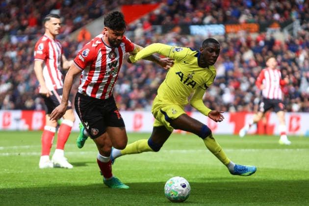 SUNDERLAND, ENGLAND, APRIL 12: Omar Alderete of Sunderland AFC (L) challenges Randal Kolo Muani of Tottenham Hotspur (R) during a Premier League 2025-26 match between Sunderland and Tottenham Hotspur at Stadium of Light on April 12, 2026 in Sunderland, England. (Photo by Zach Forster Sports Press Photo) Copyright: xZachxForster SportsxPressxPhotox Sportspressphoto_SPR128066