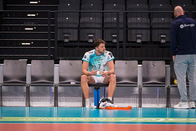 Volleyball I Herren I Saison 2025-2026 I Bundesliga I Halbfinale I SVG Lüneburg - SWD powervolleys Düren I 12.04.2026 Jordan Alexander Canham (7, SWD Powervolleys Düren) sitzt vor dem Spiel auf der Bank Copyright: xLobeca Björn-OlexKehmx