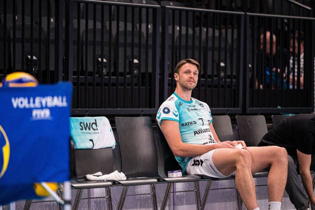 Volleyball I Herren I Saison 2025-2026 I Bundesliga I Halbfinale I SVG Lüneburg - SWD powervolleys Düren I 12.04.2026 Jordan Alexander Canham (7, SWD Powervolleys Düren) sitzt auf der Bank und blickt ins Publikum Copyright: xLobeca Björn-OlexKehmx