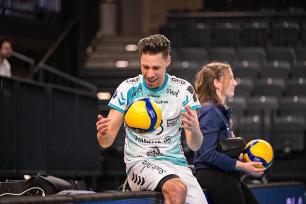 Volleyball I Herren I Saison 2025-2026 I Bundesliga I Halbfinale I SVG Lüneburg - SWD powervolleys Düren I 12.04.2026 Tomas Kocian-Falkenbach(13, SWD Powervolleys Düren) hält einen Ball Copyright: xLobeca Björn-OlexKehmx