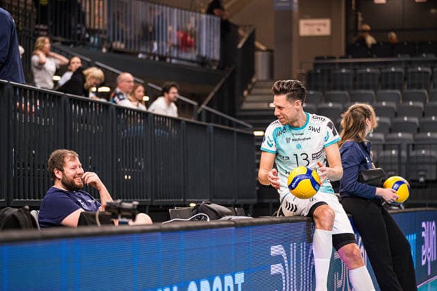Volleyball I Herren I Saison 2025-2026 I Bundesliga I Halbfinale I SVG Lüneburg - SWD powervolleys Düren I 12.04.2026 Tomas Kocian-Falkenbach(13, SWD Powervolleys Düren) im Gespräch mit Teamkollegen Copyright: xLobeca Björn-OlexKehmx