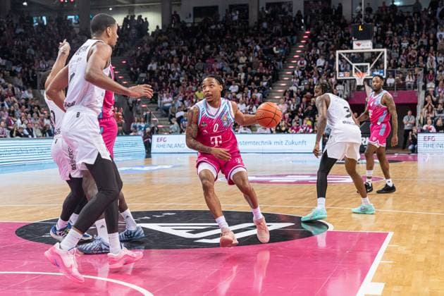 Jalen Finch (0; Telekom Baskets Bonn) dribbelt den Ball im Angriff gegen Spieler von Basketball Löwen Braunschweig EasyCredit BBL Ligaspiel am 29. Spieltag in Bonn zwischen Telekom Baskets Bonn und Basketball Löwen Braunschweig. Jalen Finch mit Ball am Korb