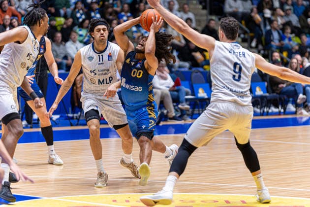 Basketball Bundesliga BBL, Frankfurt Skyliners vs. MLP Academics Heidelberg, Süwag Energie Arena Frankfurt am Main; 12.04.2026 Basketball Bundesliga BBL, Frankfurt am Main, Germany - 12.04.2026: Tyger Campbell (Frankfurt Skyliners, 00) am Ball gegen Erol Ersek (MLP Academics Heidelberg, 11) und Paul Zipser (MLP Academics Heidelberg, 9), Basketball Bundesliga BBL, Spiel der Frankfurt Skyliners vs. MLP Academics Heidelberg, Süwag Energie Arena Frankfurt am Main Copyright: xBEAUTIFULxSPORTS Freudensteinx