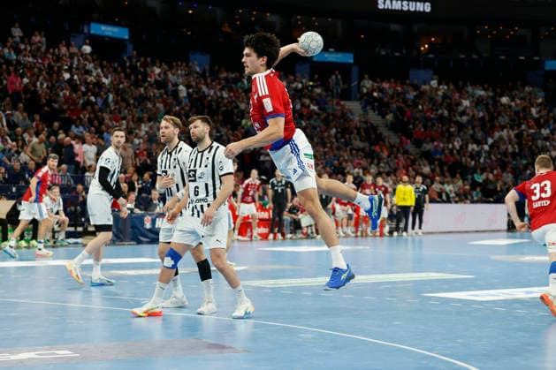 Handball 1. Handball-Bundesliga, Daikin HBL 2025 2026 - Handball Verein Hamburg (HSVH) vs. THW Kiel Kaj Geenen (Hamburg) wirft aufs Tor . Barclays Arena Hamburg Hamburg Foto: Frank Schoof