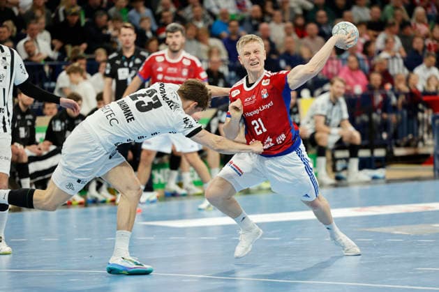 Handball 1. Handball-Bundesliga, Daikin HBL 2025 2026 - Handball Verein Hamburg (HSVH) vs. THW Kiel Frederik Bo Andersen (Hamburg) im erfolgreichen Zweikampf mit Rune Dahmke (Kiel) Barclays Arena Hamburg Hamburg Foto: Frank Schoof