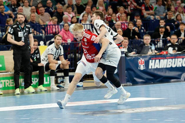 Handball 1. Handball-Bundesliga, Daikin HBL 2025 2026 - Handball Verein Hamburg (HSVH) vs. THW Kiel Rote Karte für Lukas Zerbe (Kiel) nach diesem Zweikampf mit Frederik Bo Andersen (Hamburg) . Barclays Arena Hamburg Hamburg Foto: Frank Schoof