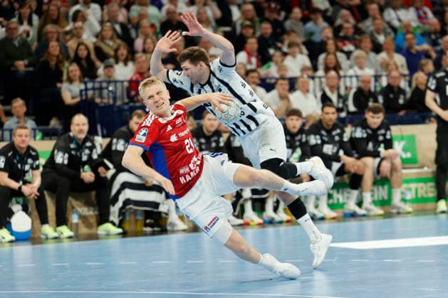 Handball 1. Handball-Bundesliga, Daikin HBL 2025 2026 - Handball Verein Hamburg (HSVH) vs. THW Kiel Rote Karte für Lukas Zerbe (Kiel) nach diesem Zweikampf mit Frederik Bo Andersen (Hamburg) . Barclays Arena Hamburg Hamburg Foto: Frank Schoof