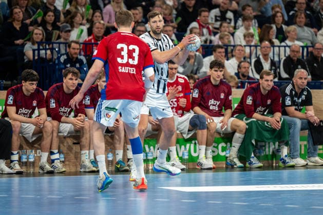 12.04.2026, xdobgx, Handball Daikin HBL, Handball Verein Hamburg - THW Kiel v.l. Moritz Sauter (Handball Sport Verein Hamburg, 33) Harald Reinkind (Kiel, 6) am Ball, plays the ball