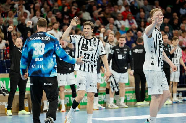 Handball 1. Handball-Bundesliga, Daikin HBL 2025 2026 - Handball Verein Hamburg (HSVH) vs. THW Kiel Jubel von Rune Dahmke (Kiel) und Torwart Andreas Wolff (Kiel) . Barclays Arena Hamburg Hamburg Foto: Frank Schoof